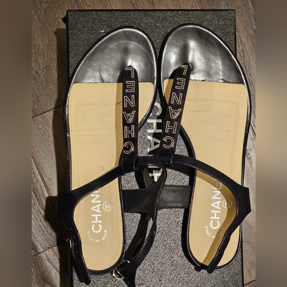 NAVY LIKE NEW CHANEL Thong Sandals with Open Toe and Light Tan Footbed